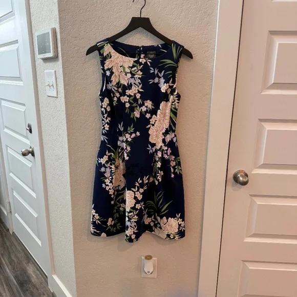 Vince Camuto Cocktail Sleeveless Blue Floral Dress Size 6 - Picture 1 of 7